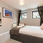 Stylish Liverpool Central Apartment - Sleeps 8!