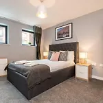 Stylish Liverpool Central Apartment - Sleeps 8!