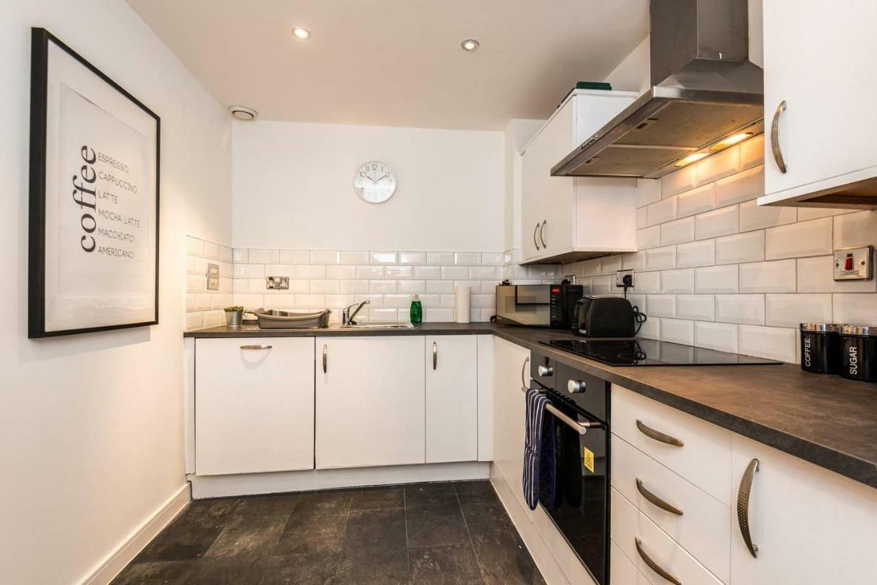 Apartment Stylish Central - Sleeps 8!